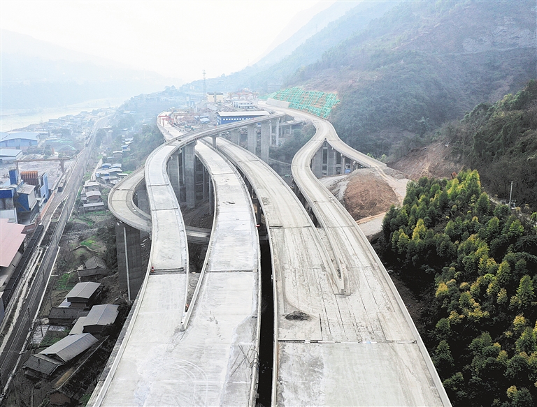 当日,记者从位于峨眉山市的峨汉高速公路起点出发,向峨边彝族自治县